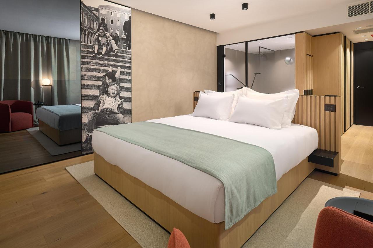 Hotel Ambasador Split Exteriör bild A bedroom at the hotel