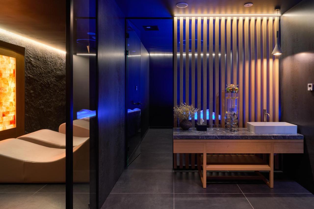 Hotel Ambasador Split Exteriör bild The interior of a modern onsen