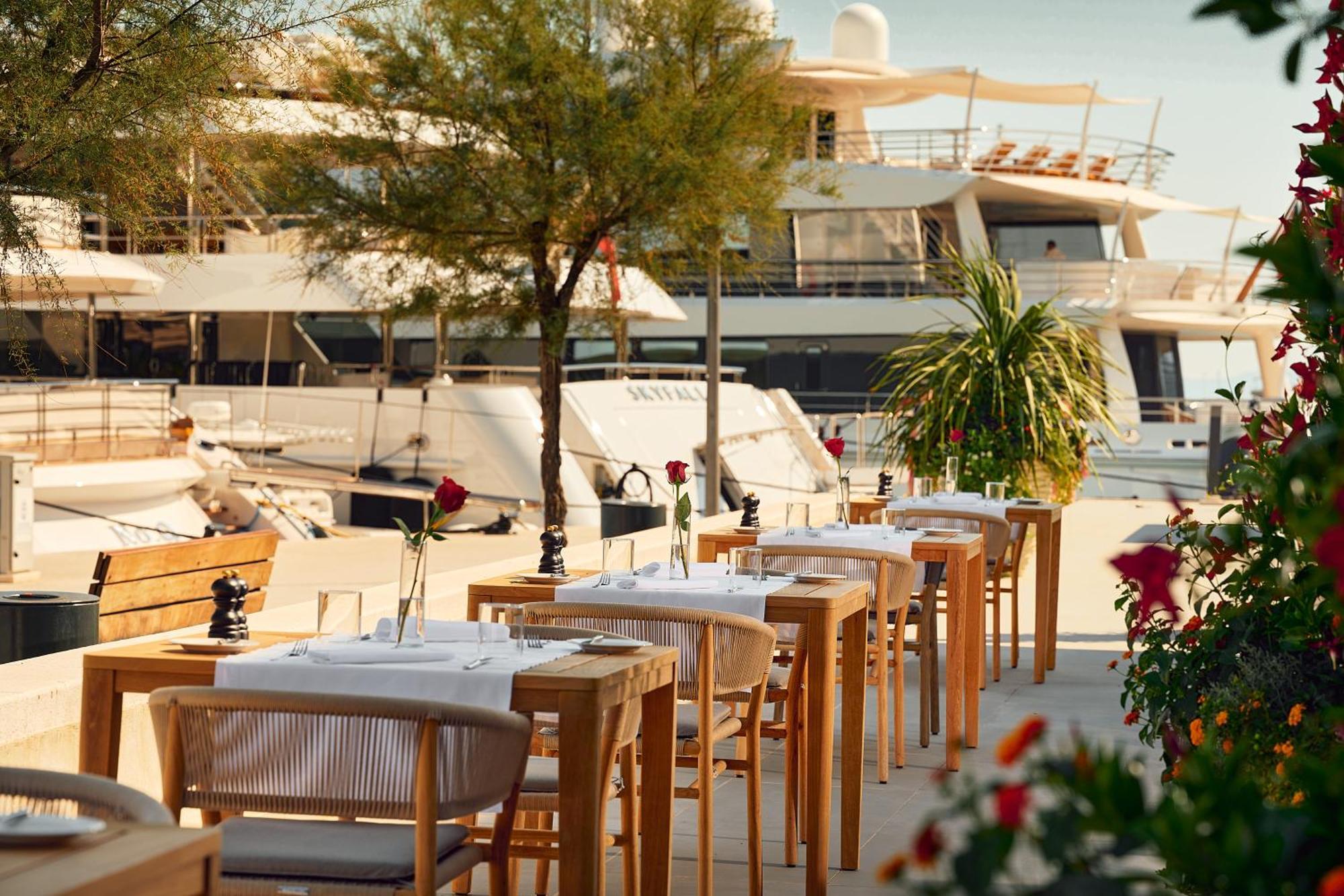 Hotel Ambasador Split Exteriör bild Restaurant