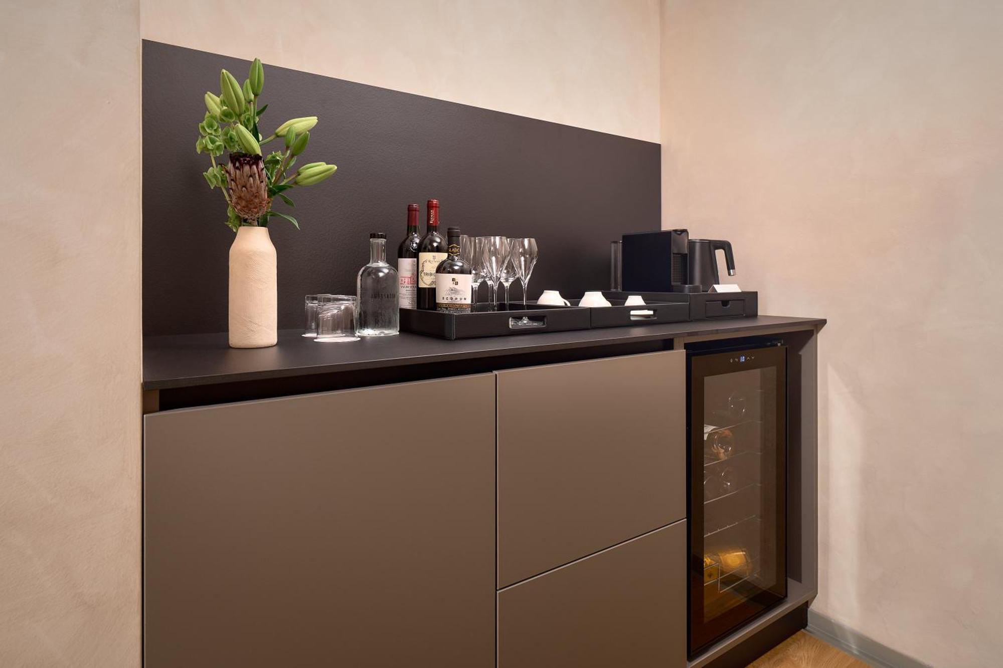 Hotel Ambasador Split Exteriör bild A wet bar in a hotel room