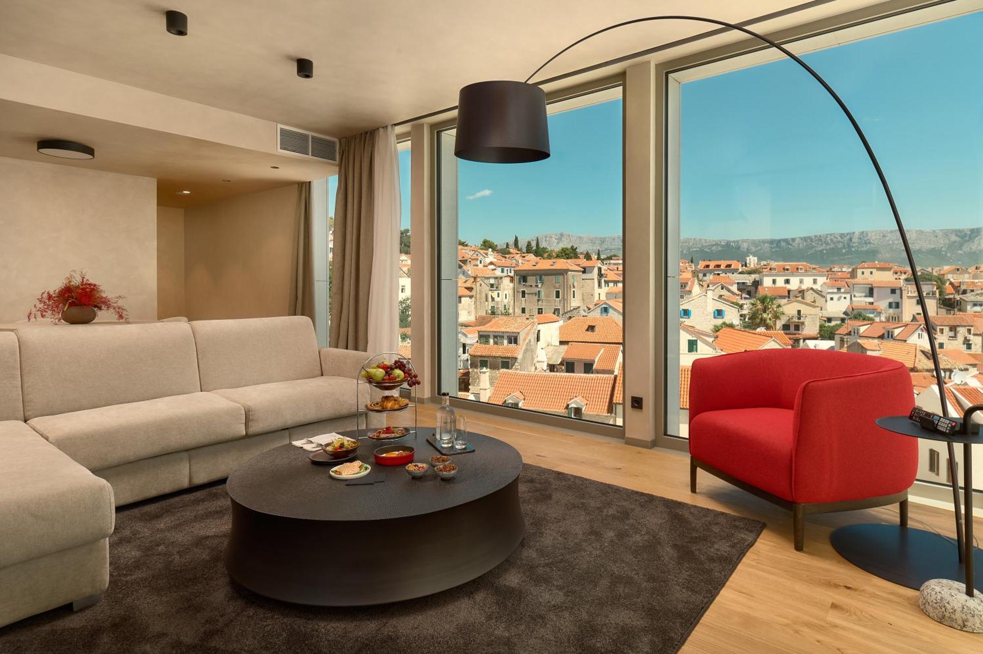 Hotel Ambasador Split Exteriör bild A living room